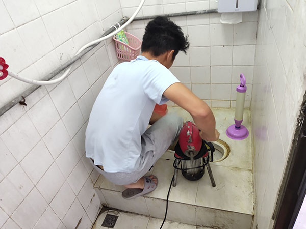 澄海管道堵塞冒臭气 专业师傅现场解决问题